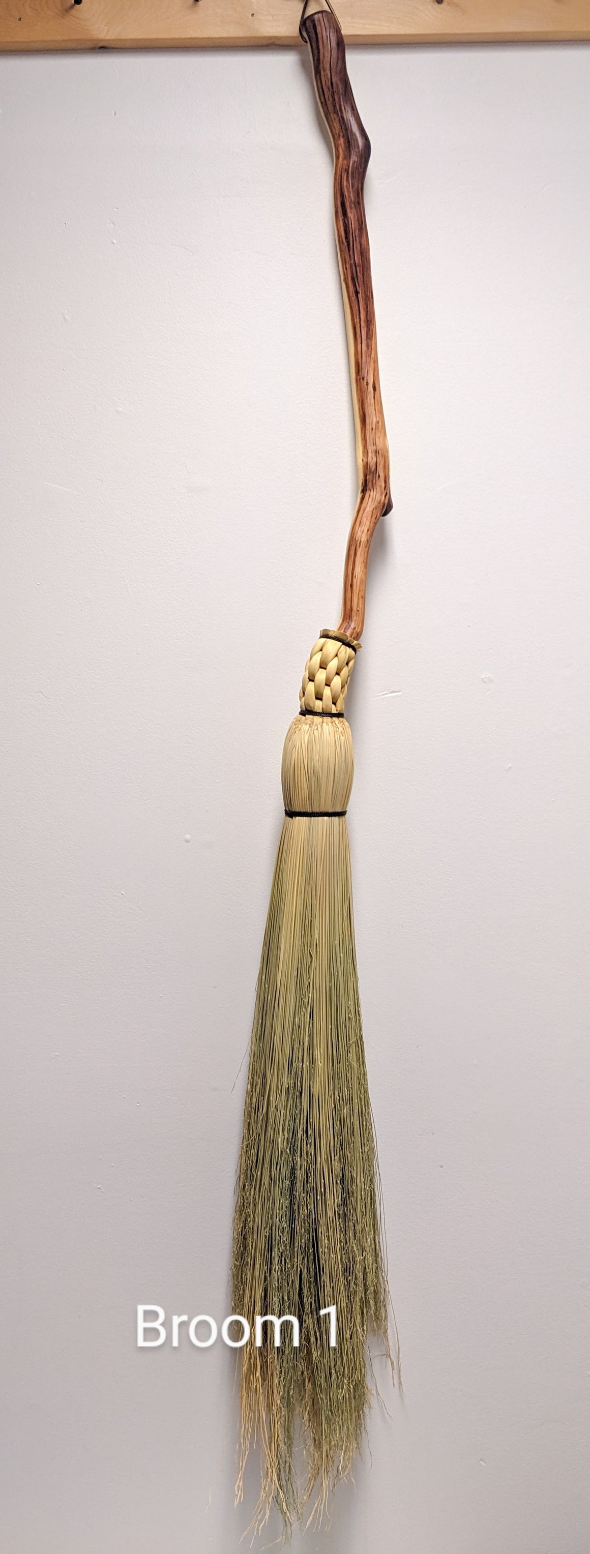 Manzanita Round Floor Brooms